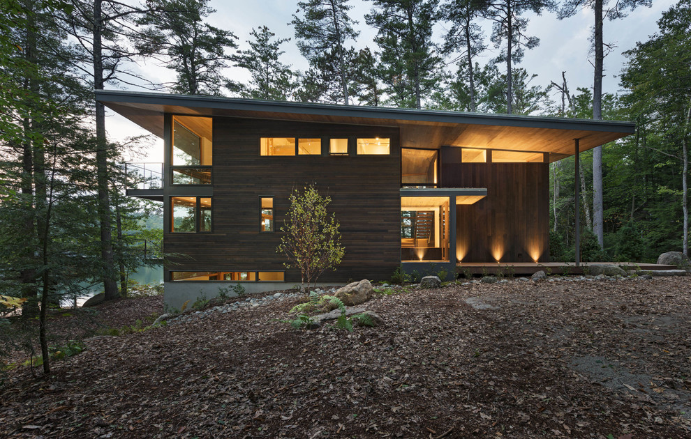 Cette photo montre une façade de maison marron montagne en bois à deux étages et plus.