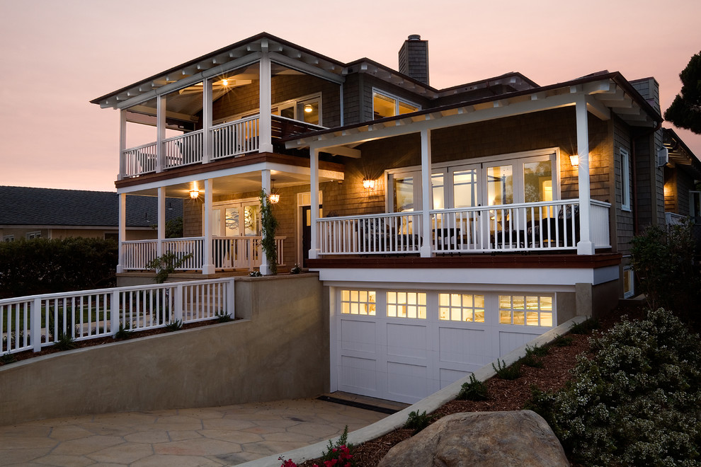 Große, Dreistöckige Maritime Holzfassade Haus mit brauner Fassadenfarbe in Santa Barbara