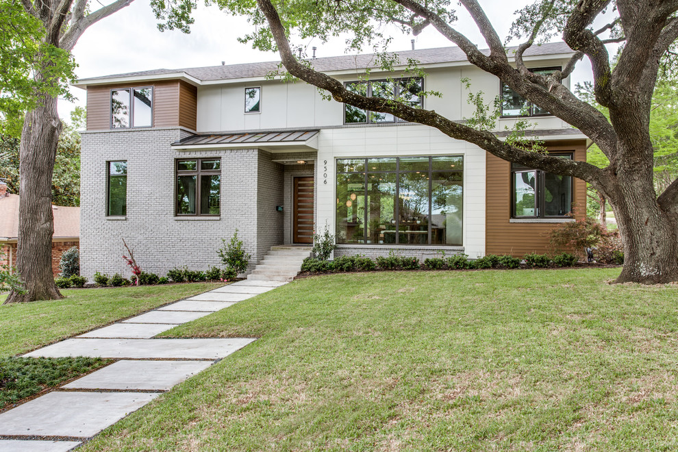 Großes, Zweistöckiges Modernes Einfamilienhaus mit Mix-Fassade, bunter Fassadenfarbe, Satteldach und Schindeldach in Dallas