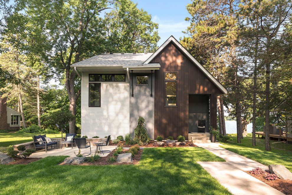 Источник вдохновения для домашнего уюта: двухэтажный, коричневый частный загородный дом в современном стиле с крышей из гибкой черепицы