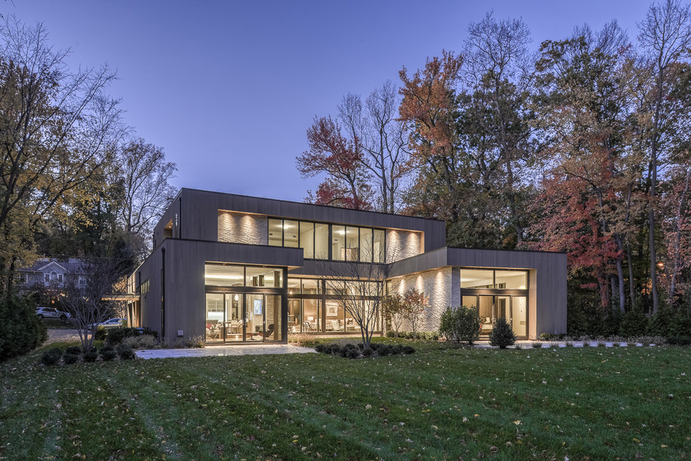 На фото: большой, двухэтажный, бежевый дом в стиле модернизм с облицовкой из бетона и плоской крышей