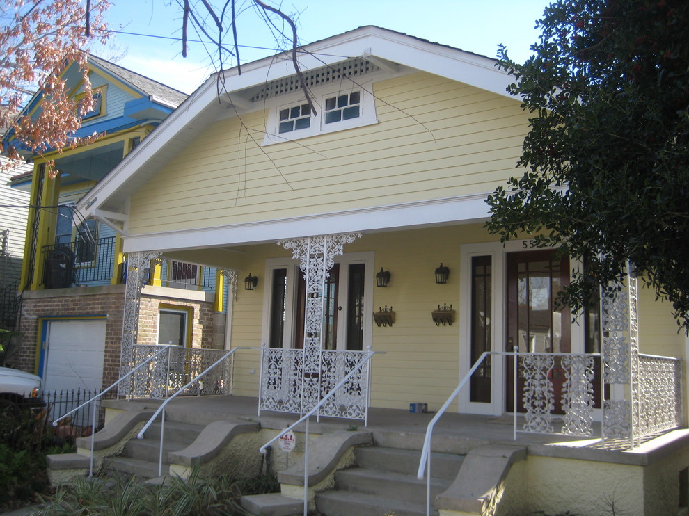 На фото: одноэтажный, деревянный, желтый дуплекс среднего размера в стиле фьюжн с двускатной крышей и крышей из гибкой черепицы с