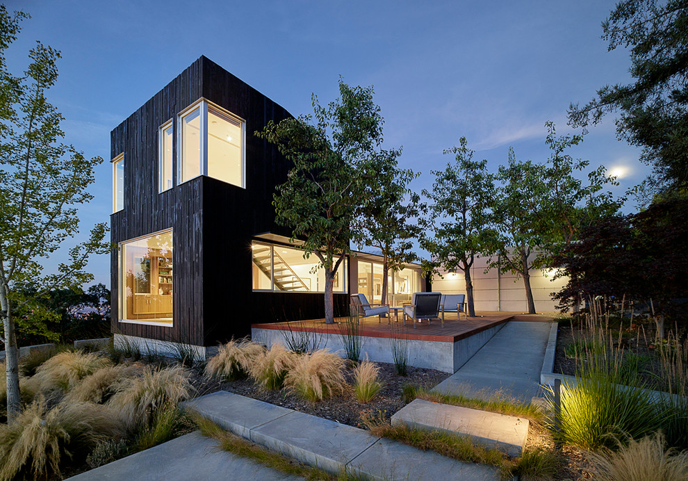 Große, Zweistöckige Moderne Holzfassade Haus mit schwarzer Fassadenfarbe und Pultdach in San Francisco
