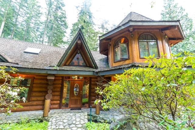 Стильный дизайн: трехэтажный, деревянный, желтый дом среднего размера в классическом стиле - последний тренд