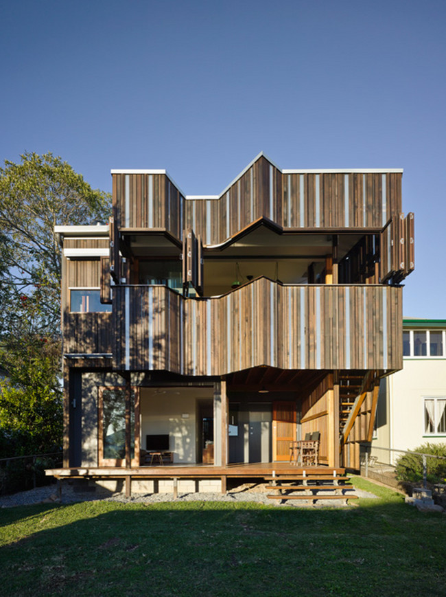 Esempio della facciata di una casa contemporanea a due piani di medie dimensioni con rivestimento in legno