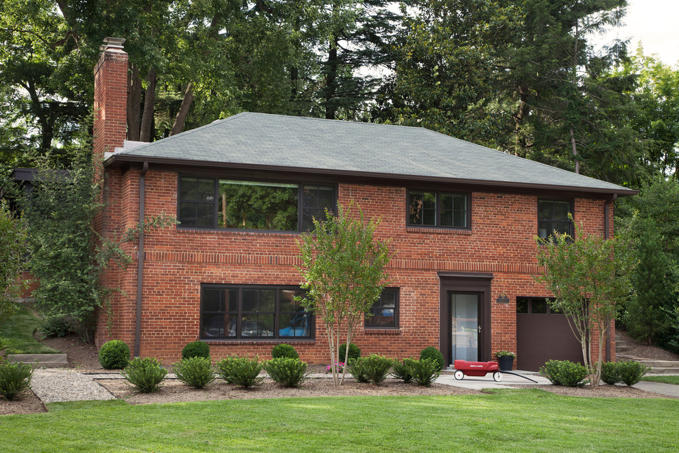 Ispirazione per la facciata di una casa rossa contemporanea a due piani di medie dimensioni con rivestimento in mattoni e tetto a padiglione