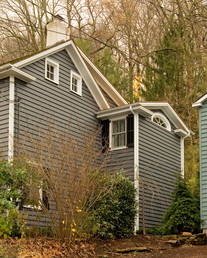 Große, Zweistöckige Eklektische Holzfassade Haus mit grauer Fassadenfarbe in Philadelphia