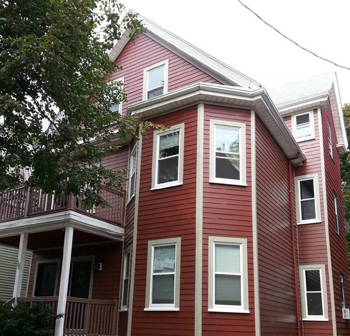 Idée de décoration pour une façade de maison rouge tradition en bois de taille moyenne et à un étage avec un toit à deux pans.