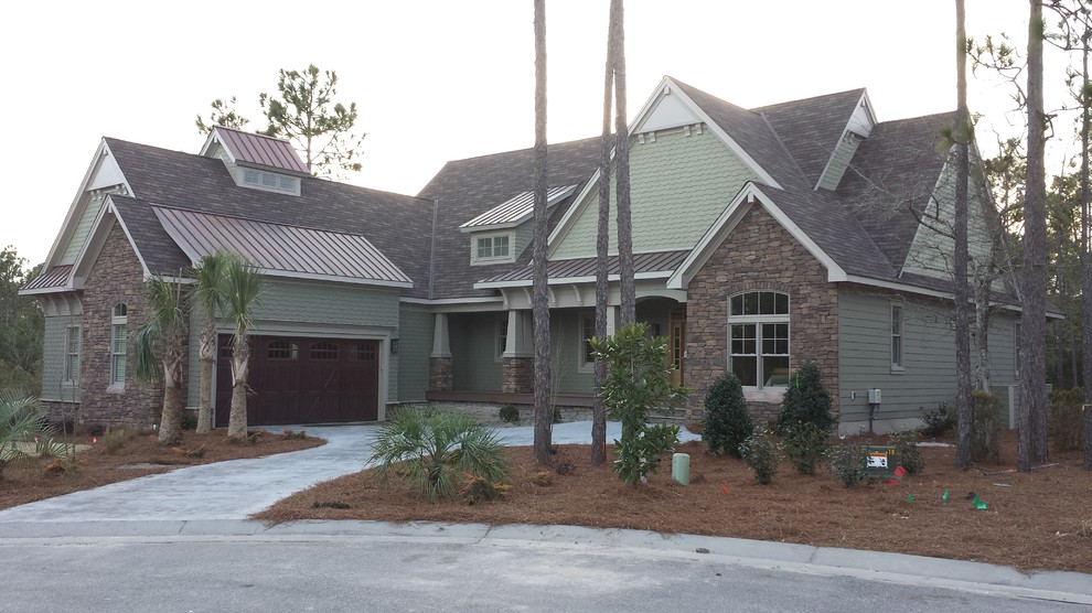Großes, Einstöckiges Uriges Haus mit Faserzement-Fassade und grüner Fassadenfarbe in Charleston