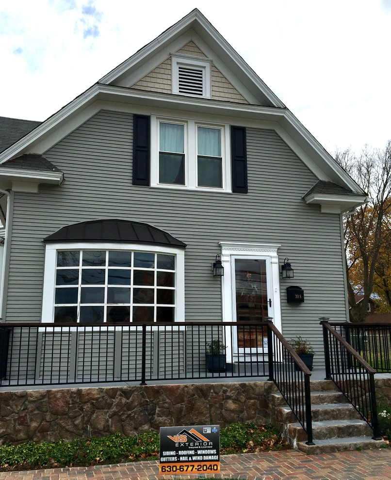 Siding ,vinyl shake,bow window roof Exterior Chicago by VIS