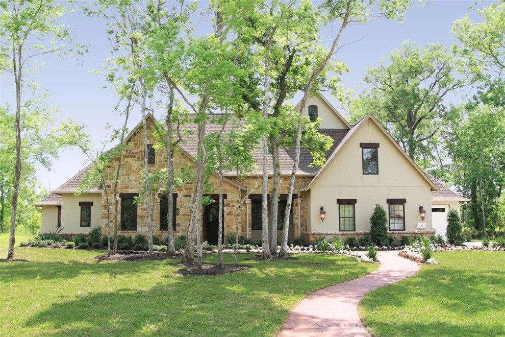 Großes, Zweistöckiges Klassisches Haus mit beiger Fassadenfarbe in Houston