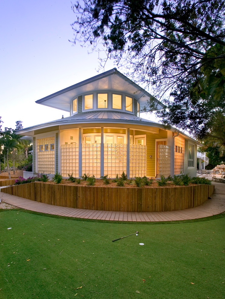 Inspiration för ett tropiskt hus, med glasfasad