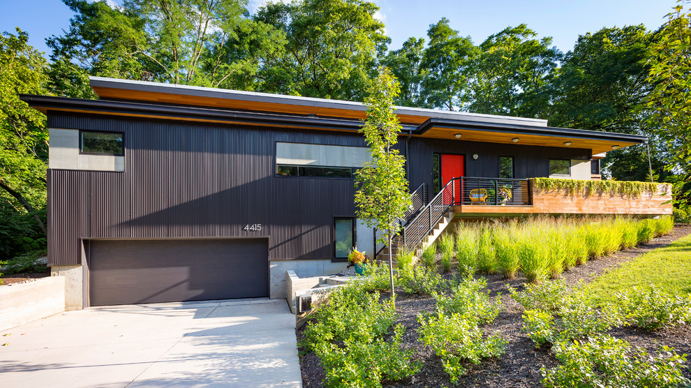 Cette image montre une petite façade de maison métallique et noire design de plain-pied avec un toit en appentis.