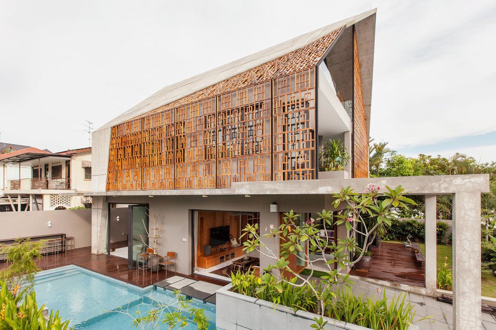 Ispirazione per la facciata di una casa grigia tropicale a tre piani con rivestimenti misti