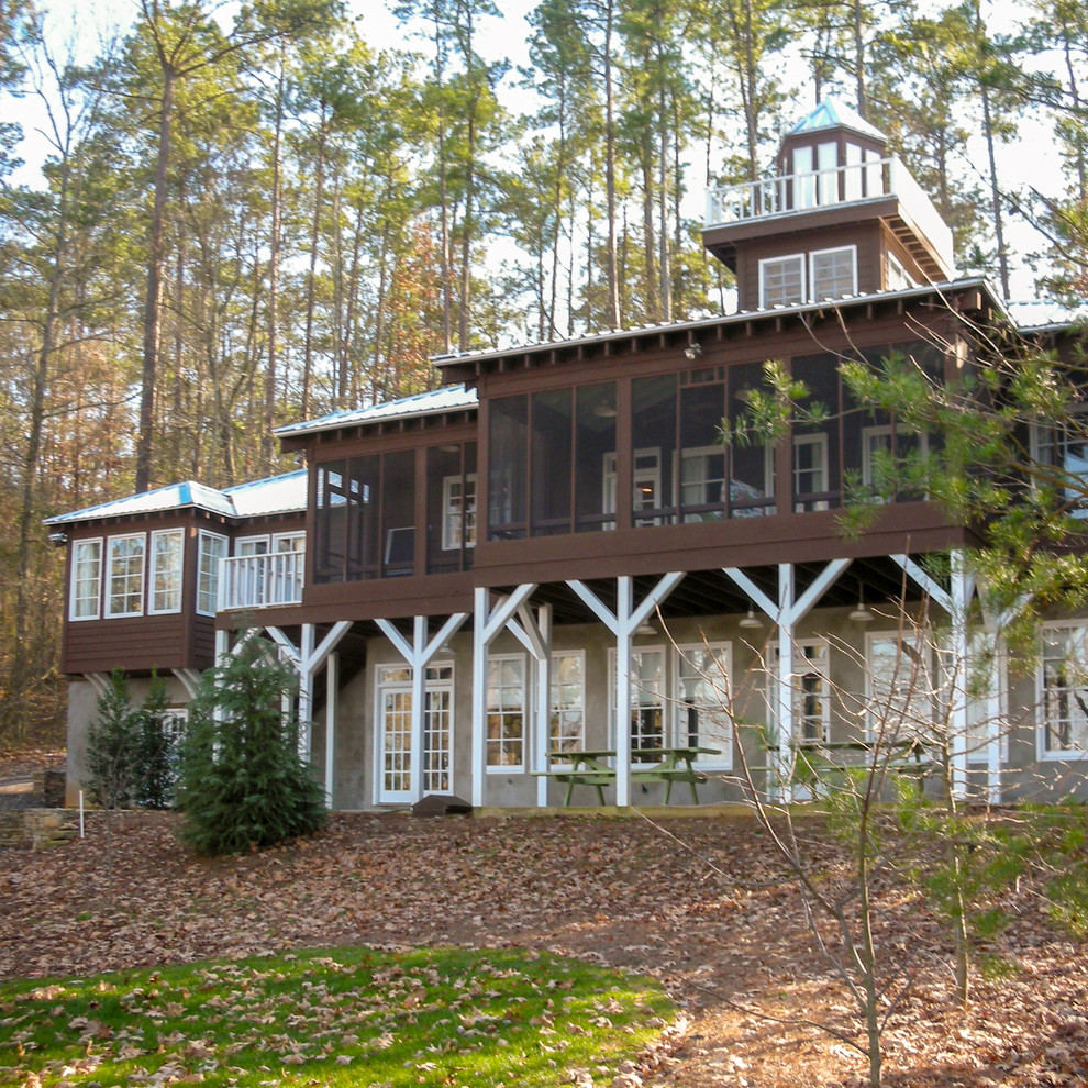 Idee per la villa marrone rustica a due piani di medie dimensioni con rivestimento in legno, tetto a padiglione e copertura in metallo o lamiera