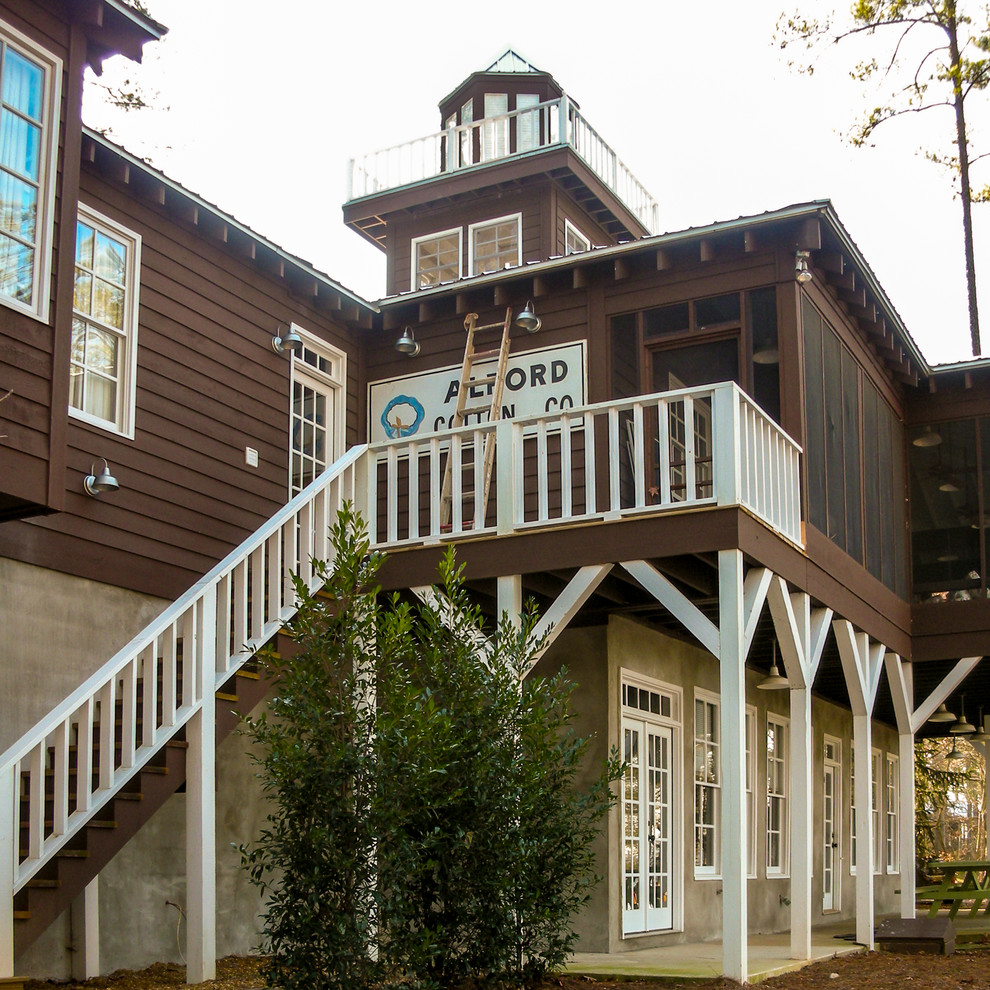 Идея дизайна: двухэтажный, деревянный, коричневый частный загородный дом среднего размера в стиле рустика с вальмовой крышей и металлической крышей