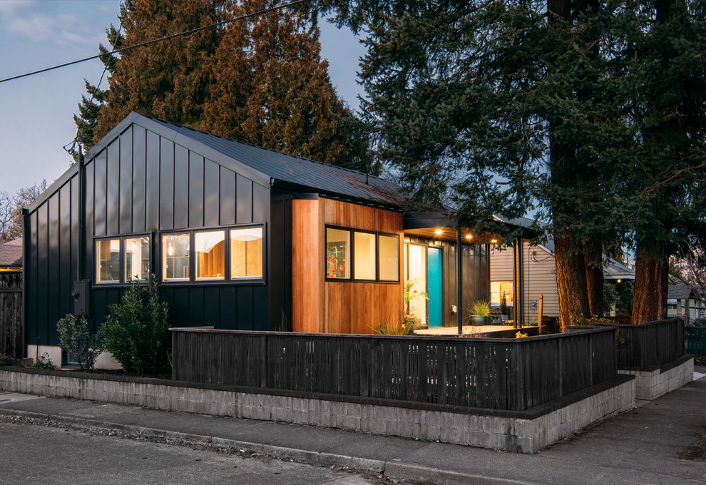 Свежая идея для дизайна: черный частный загородный дом в современном стиле с облицовкой из металла, двускатной крышей и металлической крышей - отличное фото интерьера