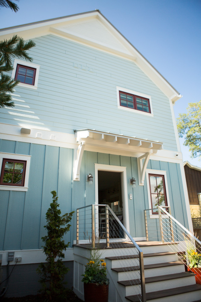 Mittelgroßes, Zweistöckiges Maritimes Einfamilienhaus mit Faserzement-Fassade, blauer Fassadenfarbe, Satteldach und Blechdach in Sonstige