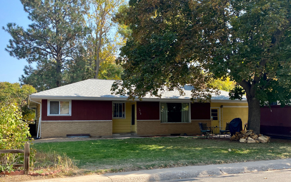 Mittelgroßes, Einstöckiges Klassisches Einfamilienhaus mit Mix-Fassade, gelber Fassadenfarbe, Halbwalmdach, Schindeldach und weißem Dach in Denver