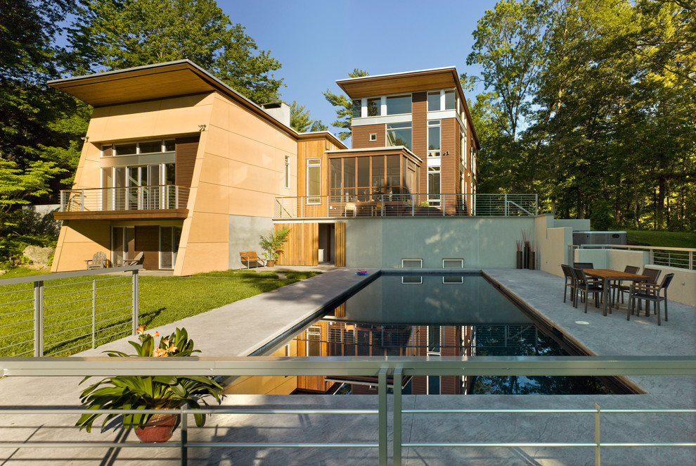 Esempio della facciata di una casa marrone contemporanea a due piani