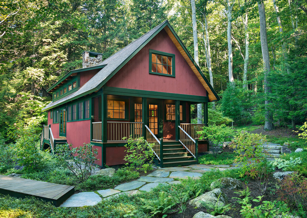Exemple d'une petite façade de maison rouge montagne en bois à un étage avec un toit à deux pans.
