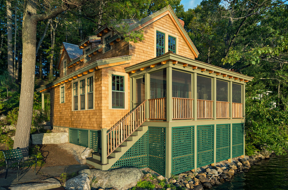Пример оригинального дизайна: маленький, двухэтажный, деревянный, коричневый дом в стиле рустика с двускатной крышей для на участке и в саду