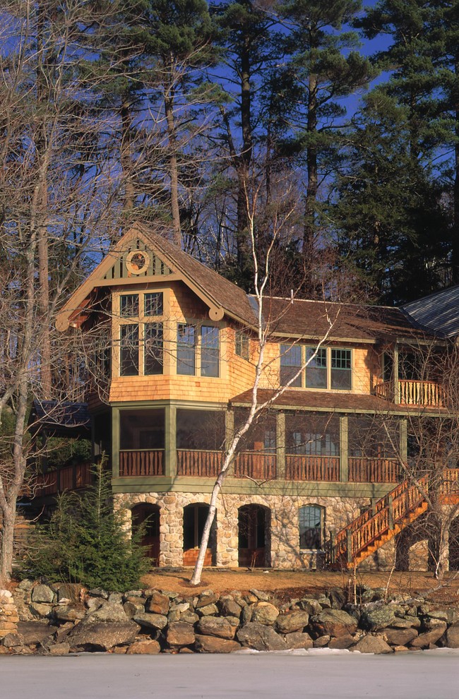 Große, Dreistöckige Rustikale Holzfassade Haus mit brauner Fassadenfarbe und Satteldach in Boston