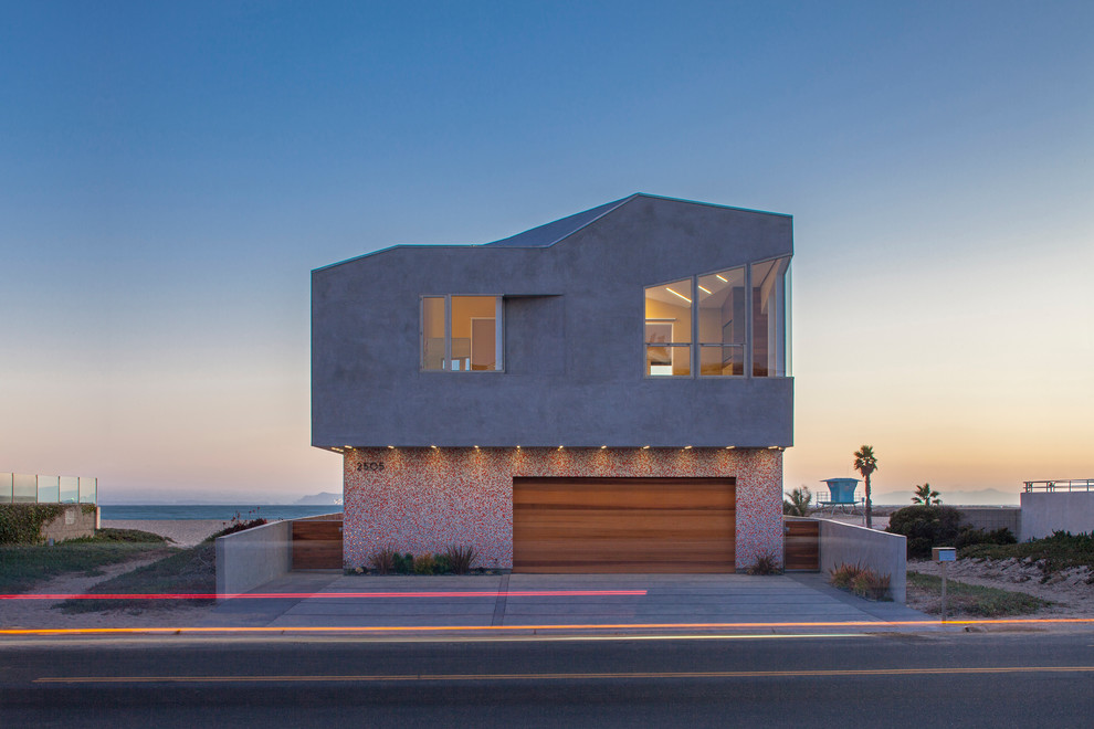 Großes, Zweistöckiges Modernes Einfamilienhaus mit Betonfassade, grauer Fassadenfarbe und Walmdach in Los Angeles
