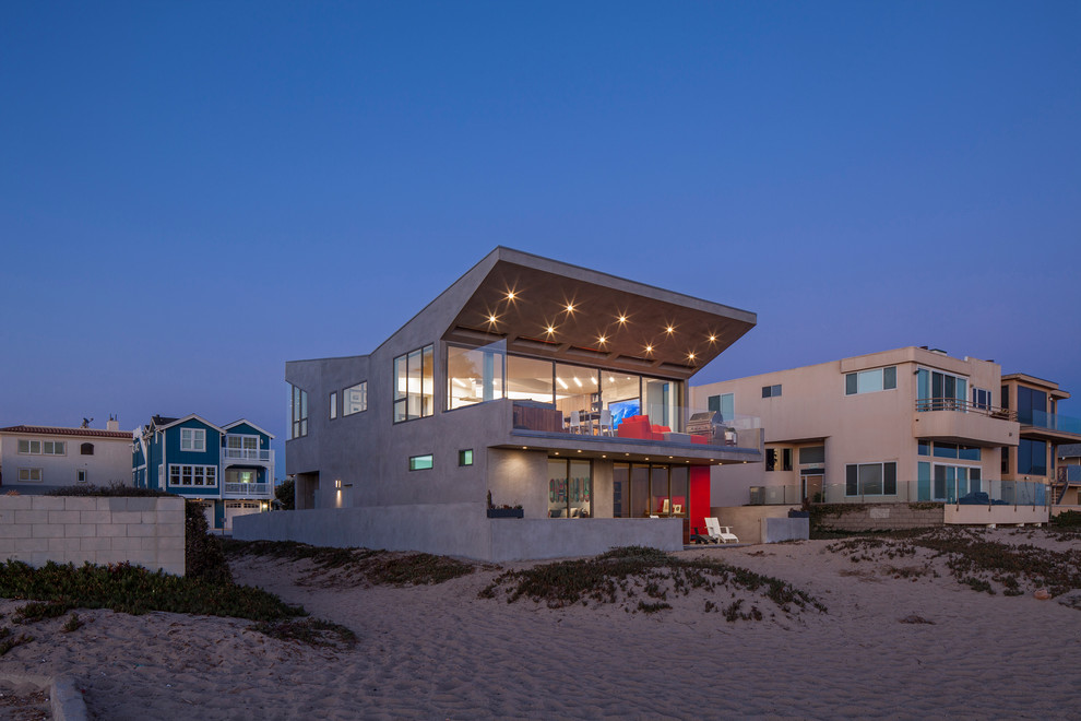На фото: большой, двухэтажный, серый частный загородный дом в современном стиле с облицовкой из бетона и вальмовой крышей с