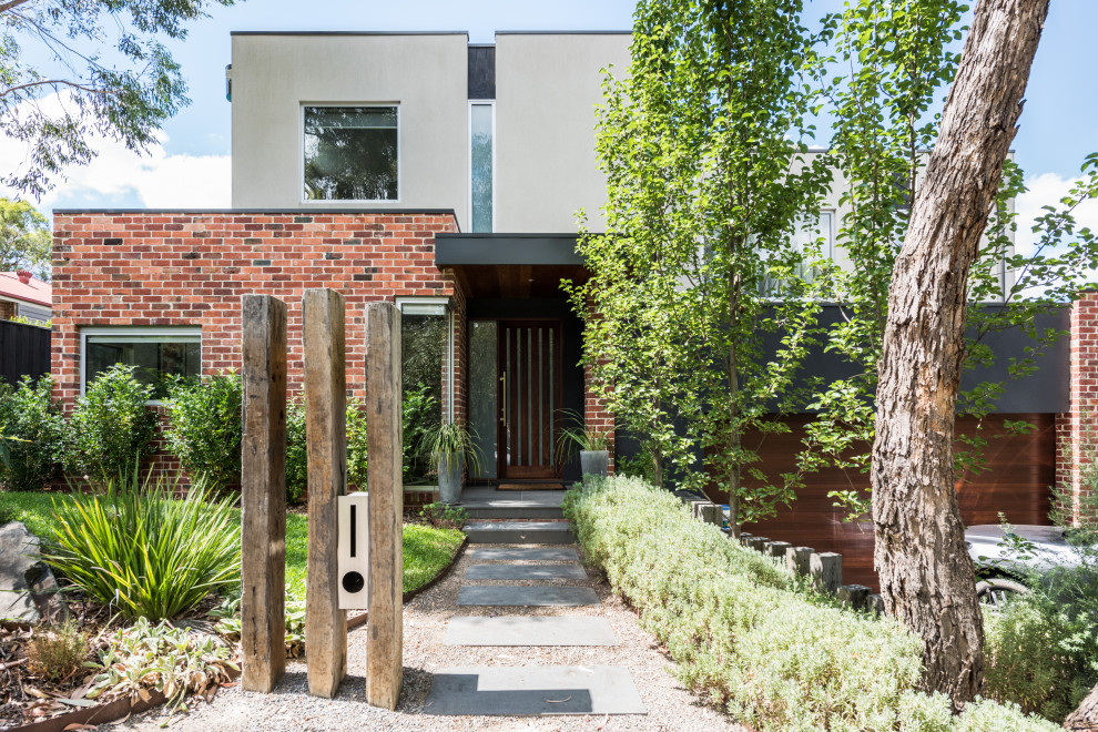 Zweistöckiges Modernes Einfamilienhaus mit Mix-Fassade, bunter Fassadenfarbe und Flachdach in Melbourne