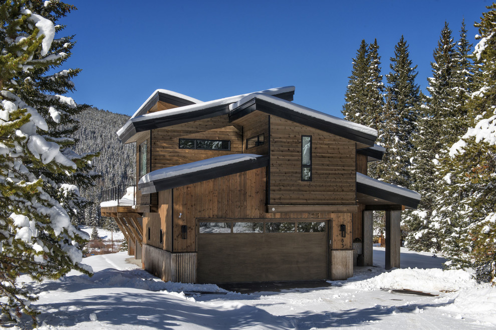Kleines, Zweistöckiges Stilmix Haus mit brauner Fassadenfarbe, Pultdach und Schindeldach in Denver