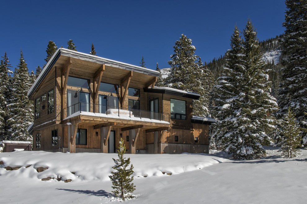 Kleines, Zweistöckiges Eklektisches Haus mit brauner Fassadenfarbe, Pultdach und Schindeldach in Denver