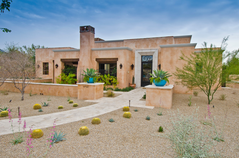 Mittelgroßes, Einstöckiges Mediterranes Einfamilienhaus mit Lehmfassade, beiger Fassadenfarbe und Flachdach in Phoenix