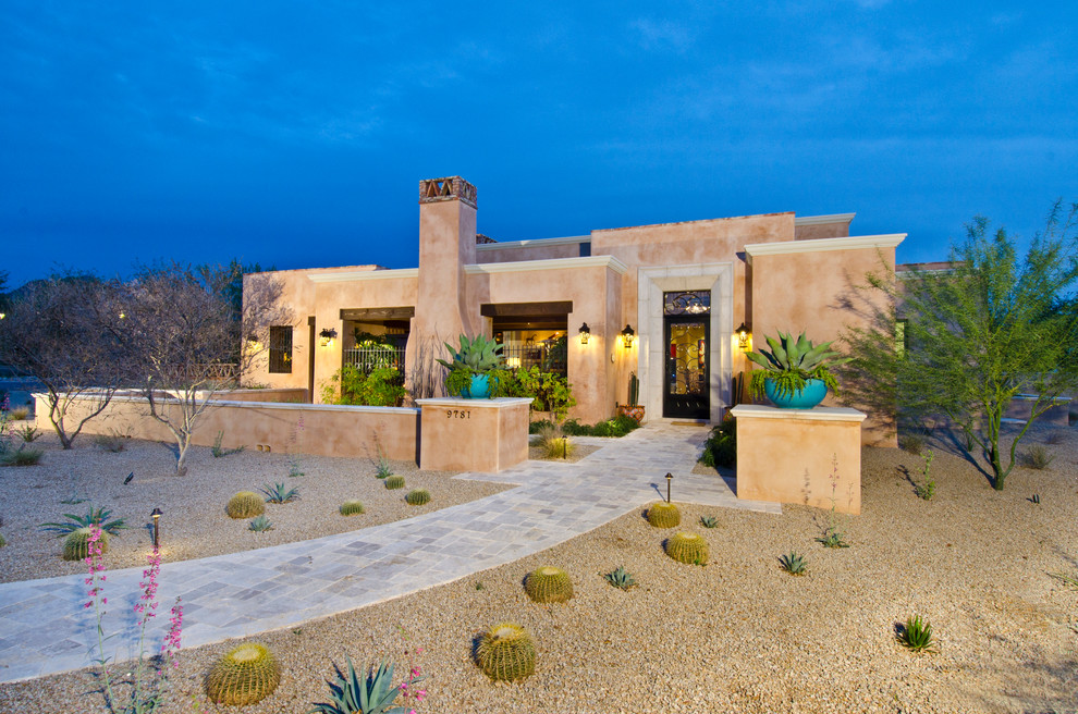 Einstöckiges, Großes Mediterranes Einfamilienhaus mit Lehmfassade, beiger Fassadenfarbe und Flachdach in Phoenix