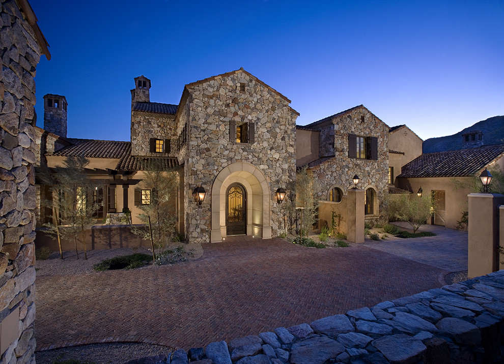 Стильный дизайн: большой, двухэтажный дом в средиземноморском стиле с облицовкой из камня - последний тренд