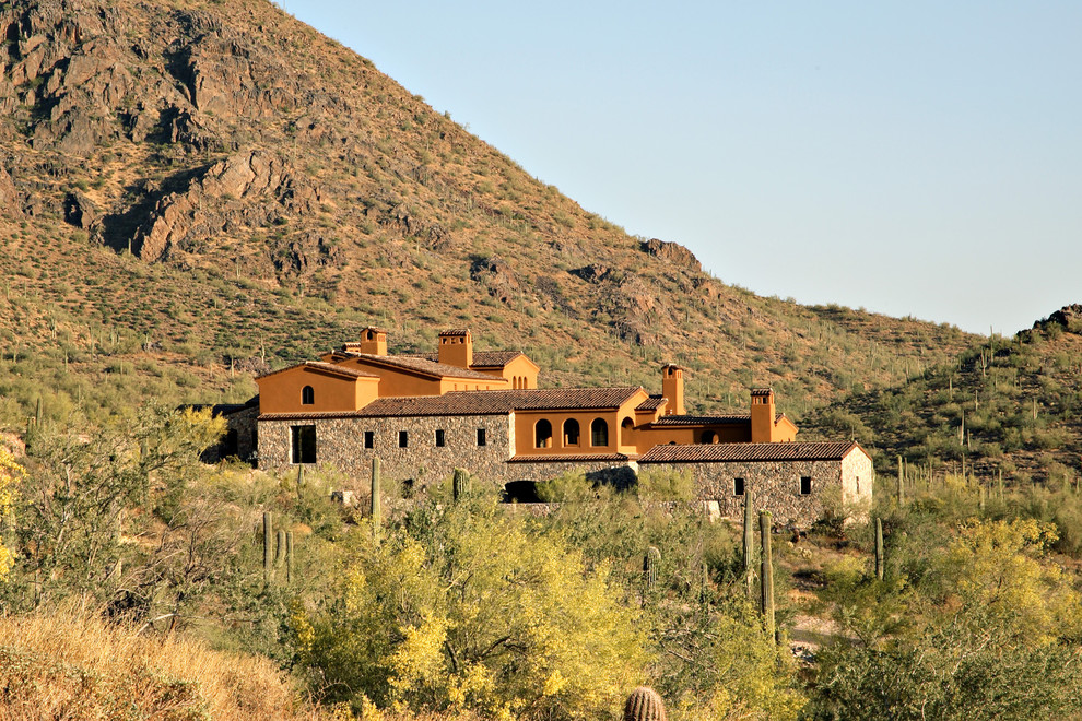 Mediterranes Haus mit Steinfassade und oranger Fassadenfarbe in Phoenix