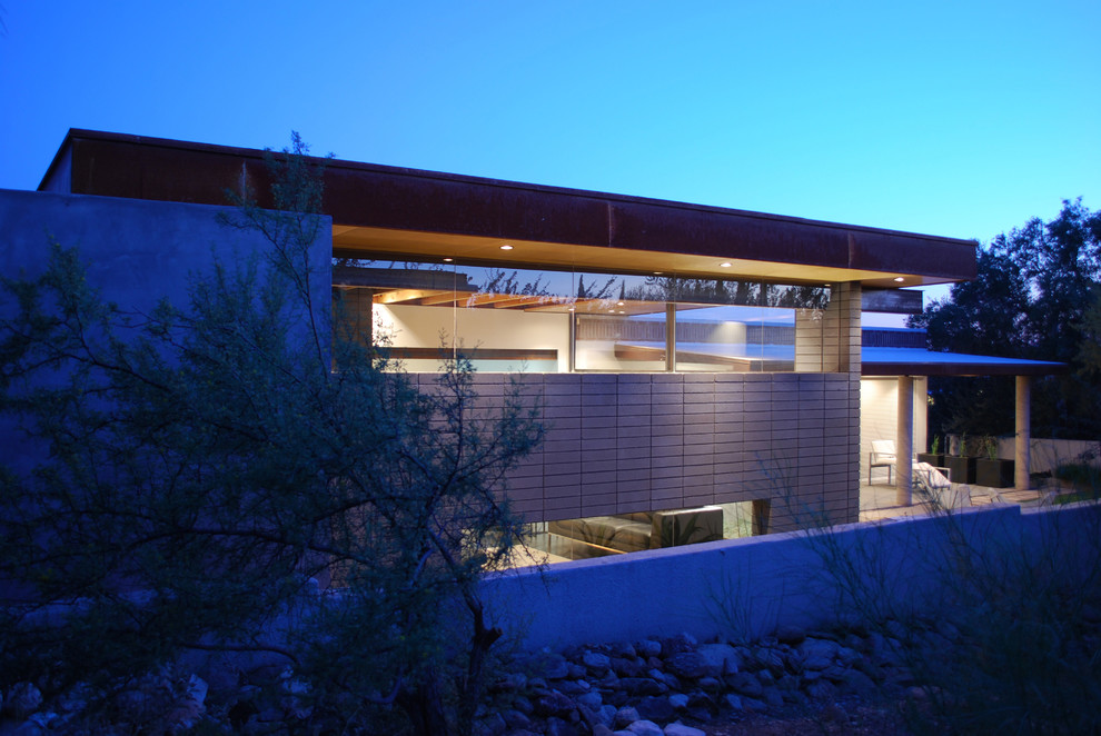 Photo of a small and gey modern bungalow concrete house exterior in Phoenix.
