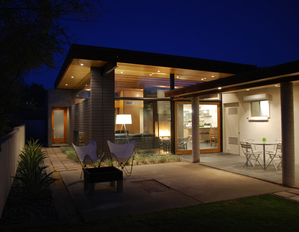 Kleines, Einstöckiges Modernes Haus mit Betonfassade und grauer Fassadenfarbe in Phoenix