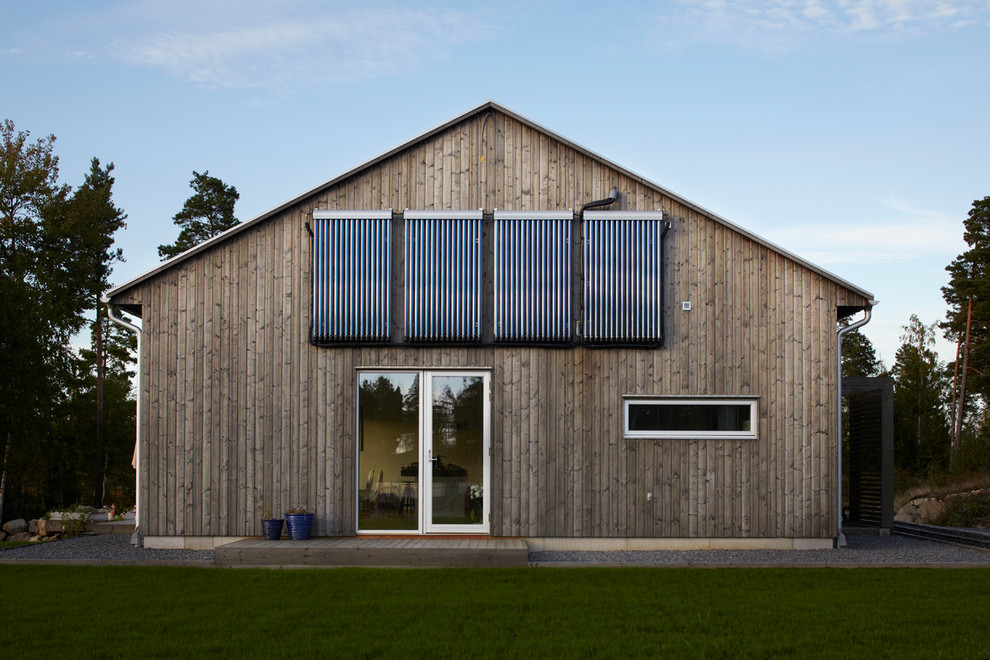 Inspiration för ett mellanstort skandinaviskt grått trähus, med allt i ett plan