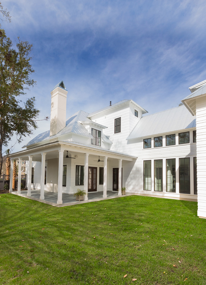 Idee per la facciata di una casa grande bianca country a due piani con rivestimento con lastre in cemento e tetto a capanna