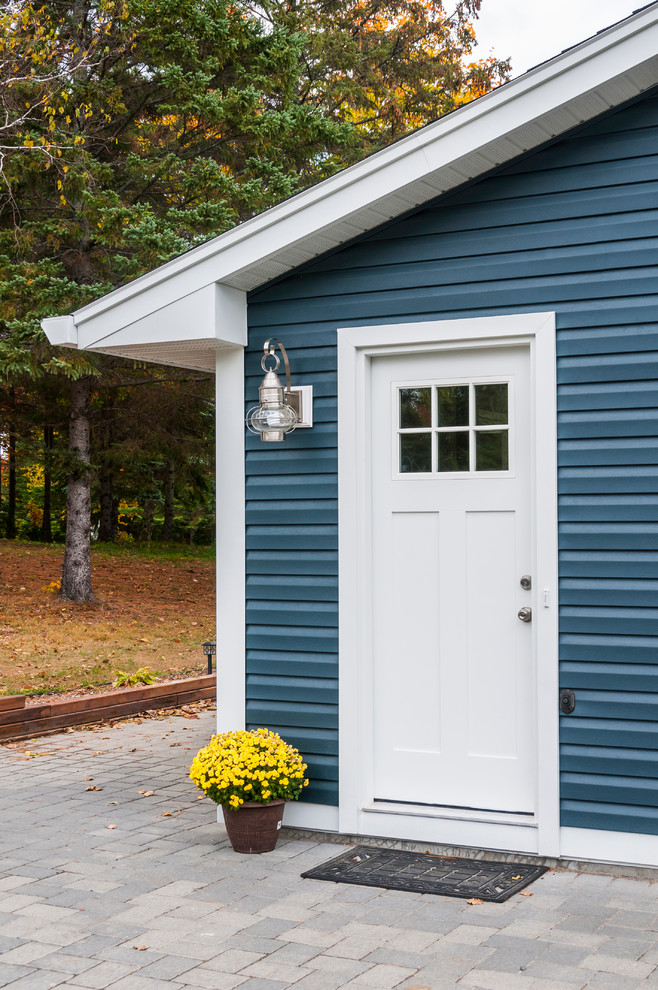 Inspiration pour une façade de maison bleue traditionnelle de taille moyenne et de plain-pied avec un revêtement en vinyle et un toit à deux pans.