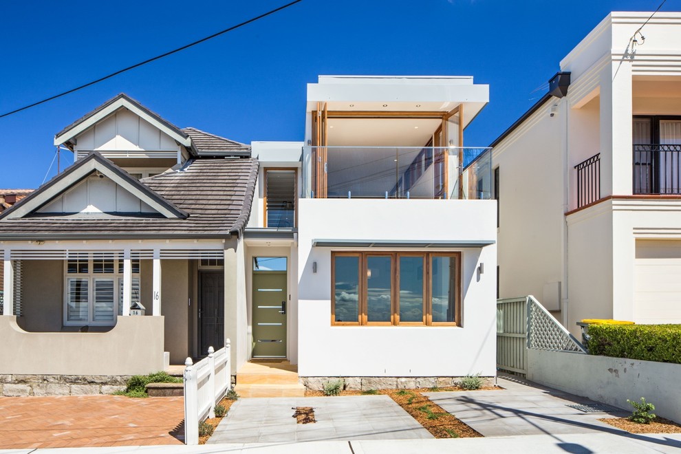 Kleines, Zweistöckiges Modernes Haus mit Betonfassade, weißer Fassadenfarbe und Flachdach in Sydney