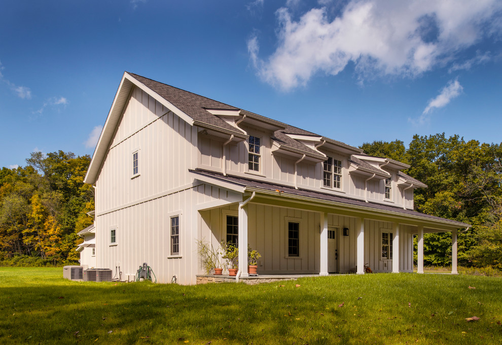 Foto de fachada de casa beige de estilo de casa de campo de dos plantas con tejado a dos aguas y tejado de teja de madera
