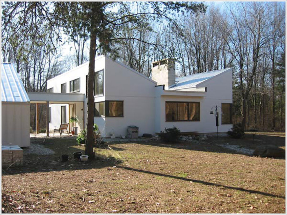 Идея дизайна: одноэтажный, белый дом среднего размера в стиле модернизм с облицовкой из ЦСП