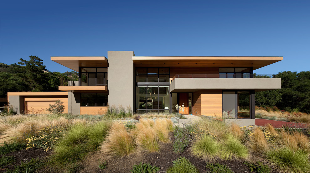 Diseño de fachada moderna de tamaño medio de dos plantas con revestimientos combinados y tejado plano