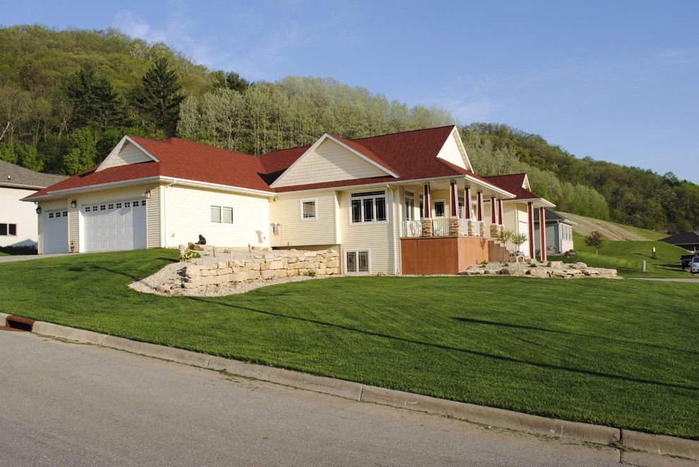 Exemple d'une façade de maison chic de taille moyenne et de plain-pied avec un revêtement en vinyle.