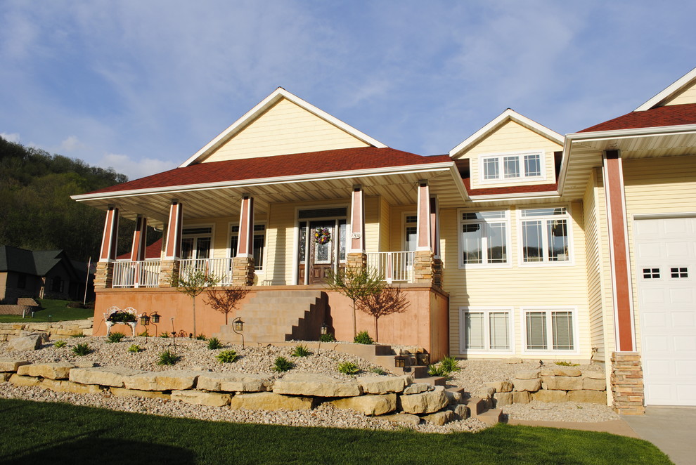 Immagine della facciata di una casa classica a un piano di medie dimensioni con rivestimento in vinile
