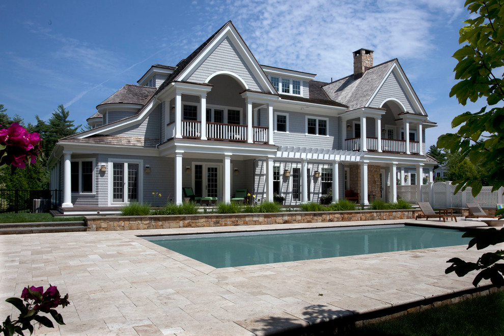 Aménagement d'une grande façade de maison grise classique en bois à un étage avec un toit à deux pans et un toit en shingle.