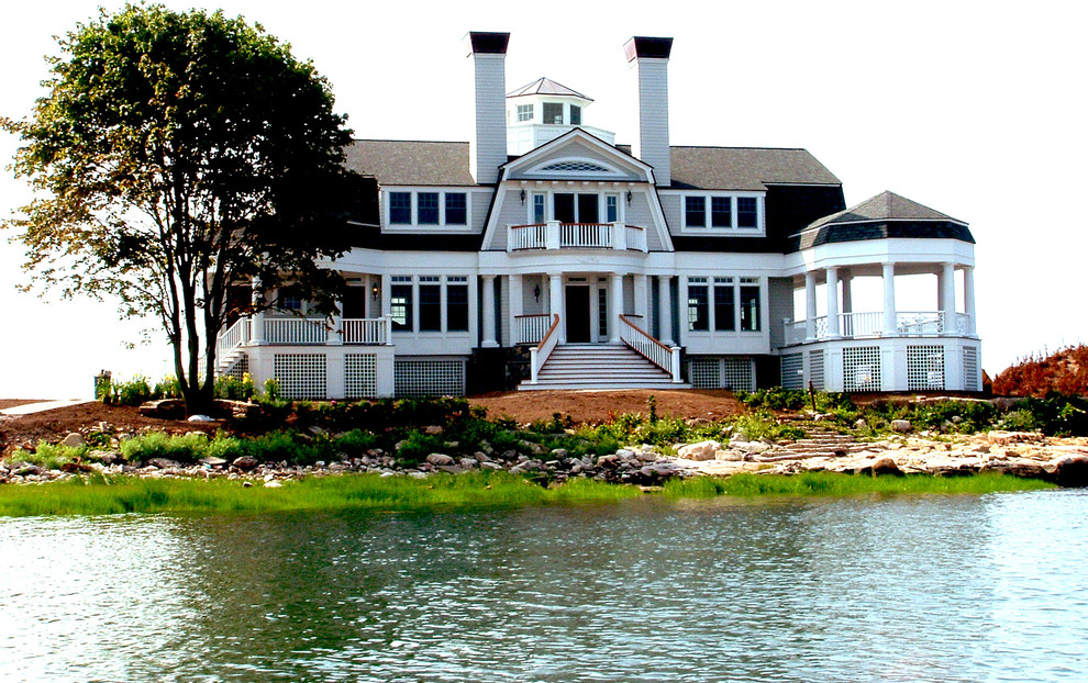 Immagine della villa ampia bianca stile marinaro a due piani con rivestimenti misti, tetto a mansarda e copertura a scandole