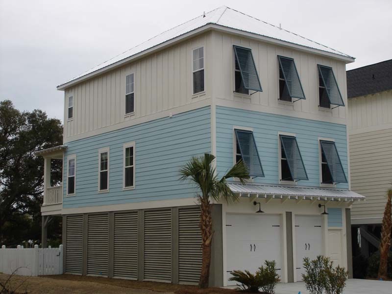 Medium sized and blue traditional two floor house exterior in Charleston with wood cladding.